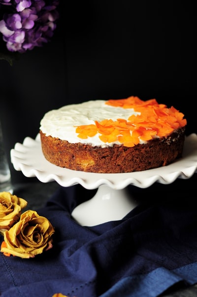 白色和橙色糖衣蛋糕扇形边缘白色陶瓷蛋糕架
